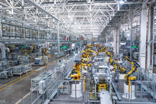 山城重慶見證“中國速度” 超級工廠30秒下線一臺車，水草打撈船守護(hù)碧水清波