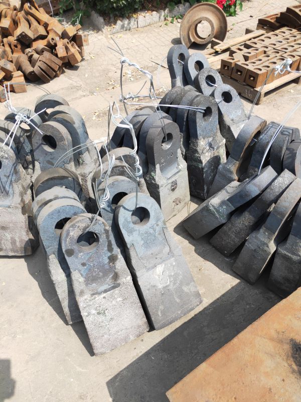 礦山石料制砂機(jī)高鉻合金方錘板凳鑄造件的關(guān)鍵作用與技術(shù)創(chuàng)新